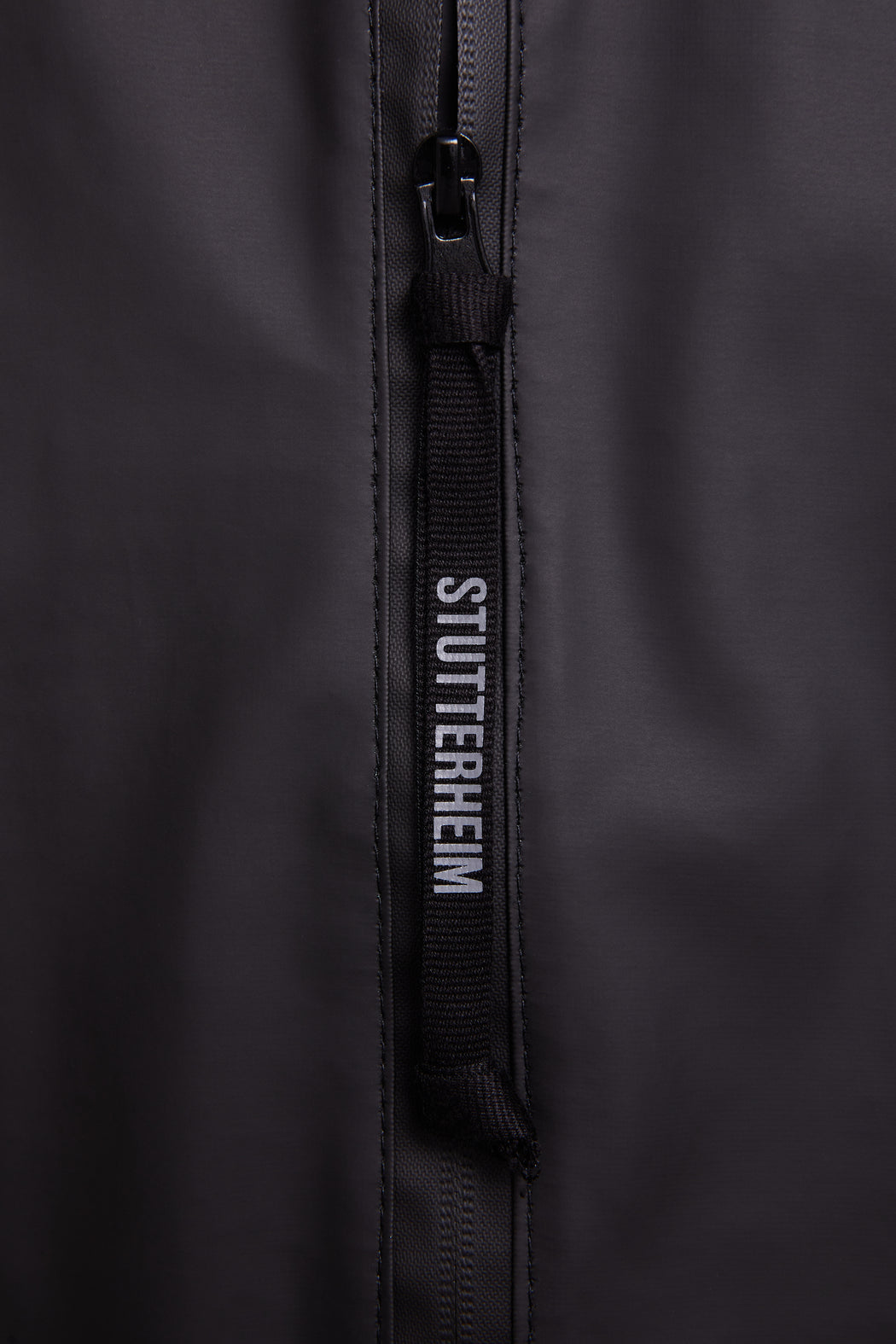 Stockholm LW Zip Raincoat | Black