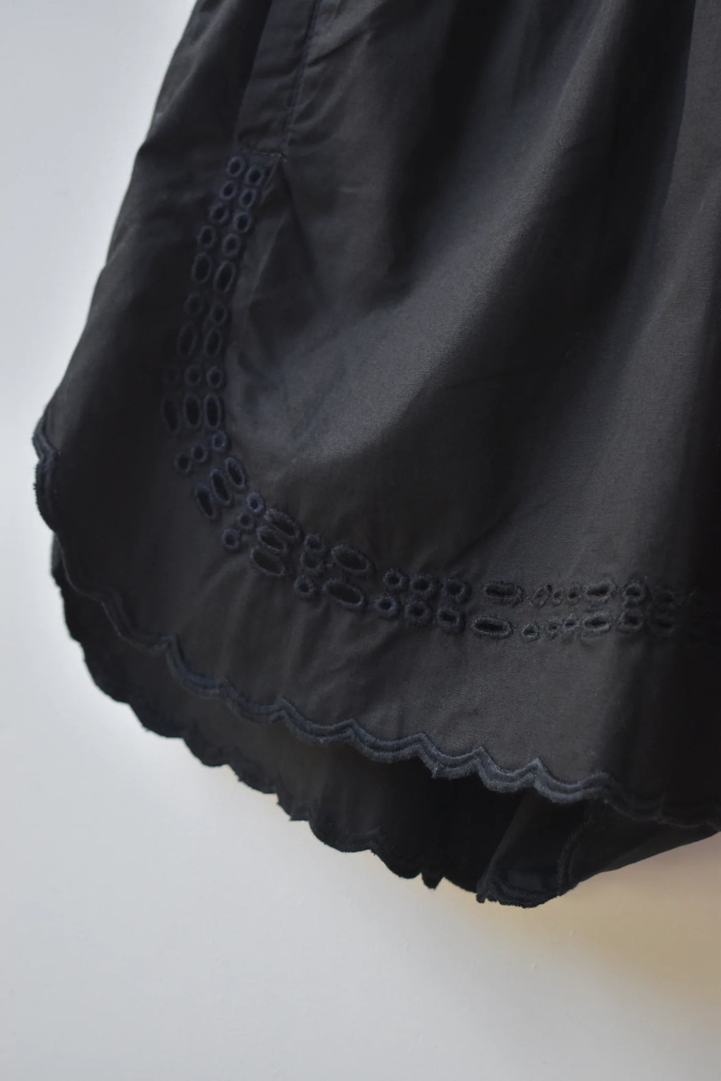 Dawn Embroidery Short | Black