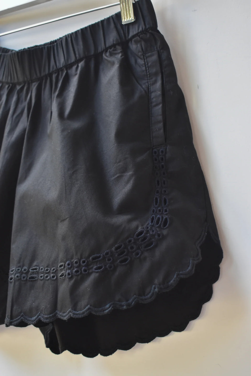 Dawn Embroidery Short | Black